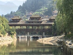 山水间的中式古典建筑