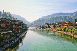 古镇河畔风光秀丽