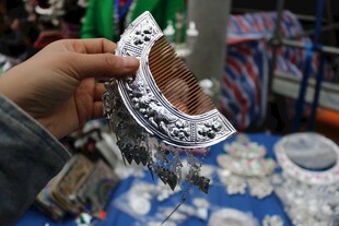 手捧精美银质饰品展示