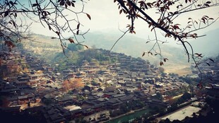 俯瞰山间村落美景