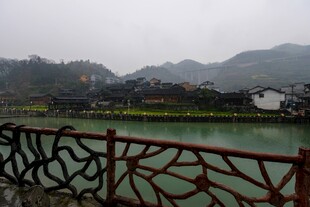 烟雨河畔古朴村落景致