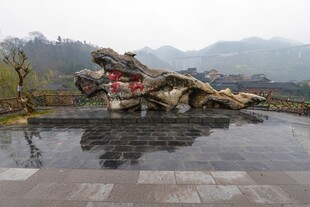 巨型恐龙雕塑气势磅礴