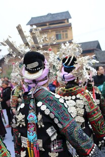 苗族盛装人群参加节庆活动
