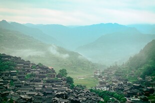 山间村落云雾缭绕之景