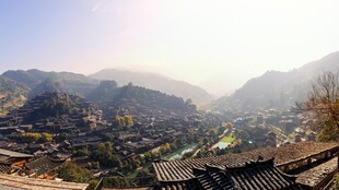 山村风光宁静祥和的景致
