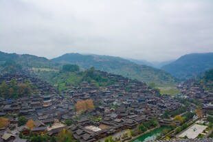 俯瞰古朴苗寨美景