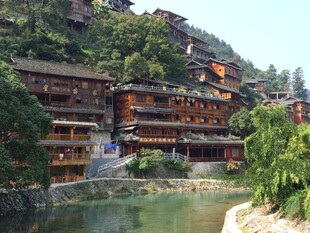 依山傍水的古朴木质建筑群