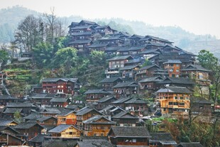 依山而建的传统村落景观
