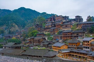 依山而建的古朴苗族村落