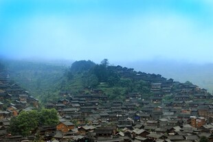 雾中嶙峋苗寨景观