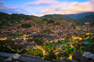山村夜景灯火璀璨映山峦
