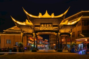 古色古香的中式门楼夜景