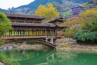 山水间的古朴风雨桥