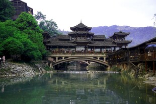古桥流水边的传统建筑群