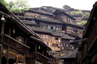 苗寨古巷的独特建筑风貌