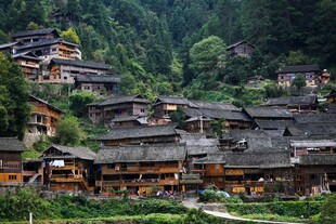 依山而建的古朴苗族村落