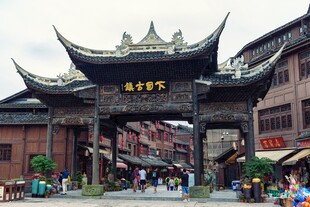 古色古香牌坊下的热闹街景