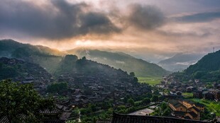 山间村落的绝美黄昏景色