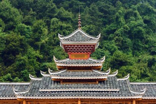 古雅多层塔楼隐于山林