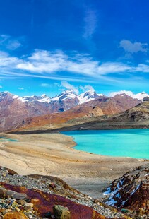 高原蓝湖与壮丽雪山风光