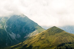 云雾缭绕的秀丽山峦