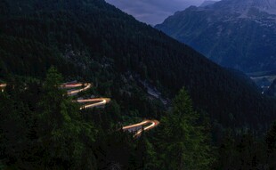 山间灯火点缀的静谧夜景