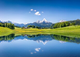 湖畔青山美景如画
