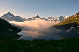 山间云海环绕的壮丽雪山