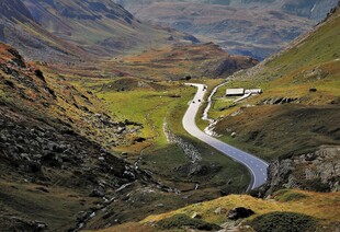 山间蜿蜒公路美景