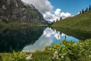 山间静谧湖景自然之美