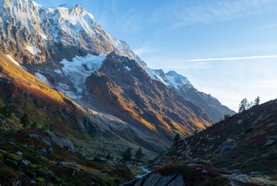 壮丽雪山山谷美景