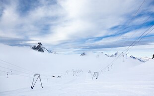 雪山滑雪场景