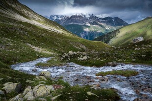 山间溪流与壮丽山峦景色