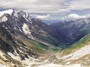 壮丽高山山谷景观