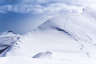 巍峨雪山壮丽景致