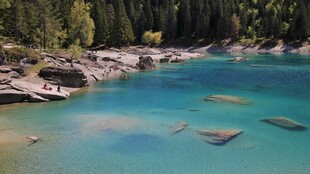 清澈蓝湖山林环绕美景