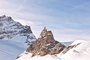雪山巍峨壮丽景观