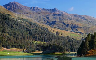 高山湖泊美景