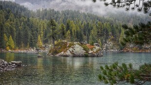 山间静谧湖泊美景