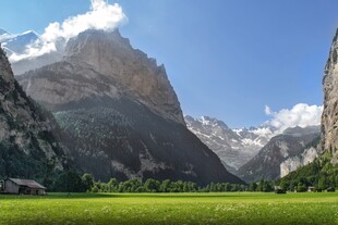 壮丽高山下的翠绿草地