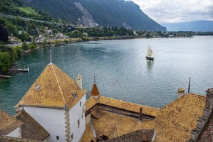 湖畔古堡风景