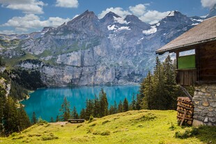 湖畔小屋的绝美山景风光