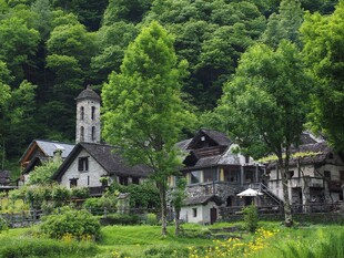 山间村落静谧的田园景致