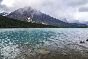 湖畔云雾缭绕的山水美景