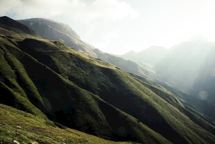 山间晨光洒在翠绿山坡