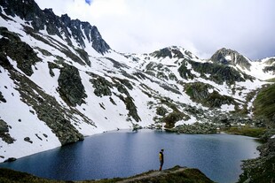雪山湖畔的孤独身影