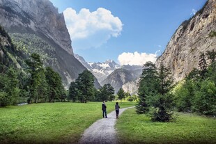 山间漫步的两人与秀丽风景