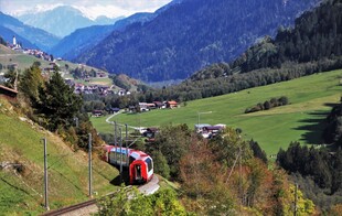 山间红车穿行美景