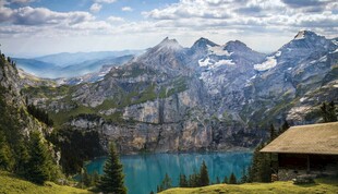 高山湖畔小屋美景