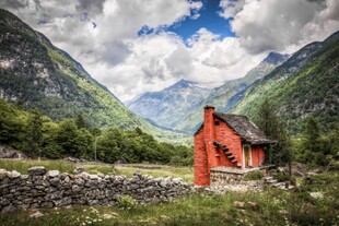 山间红屋邂逅自然美景